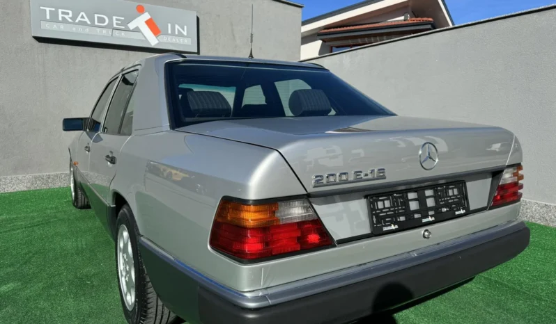 
								Mercedes-Benz 200 E 16 full									