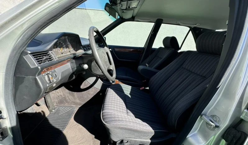 
								Mercedes-Benz 200 E 16 full									
