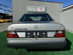 
										Mercedes-Benz 200 E 16 full									