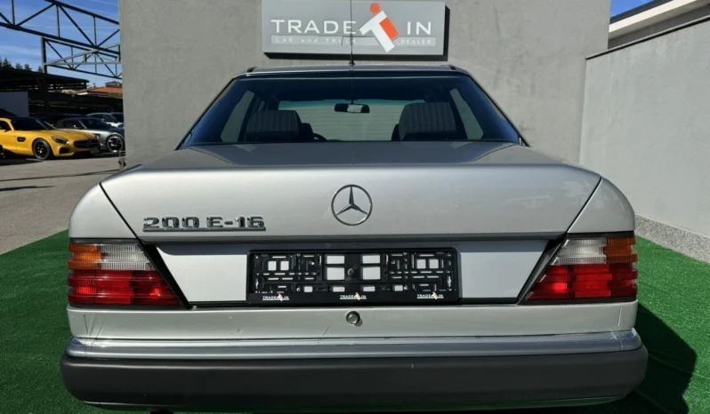 
								Mercedes-Benz 200 E 16 full									