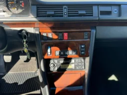 
										Mercedes-Benz 200 E 16 full									