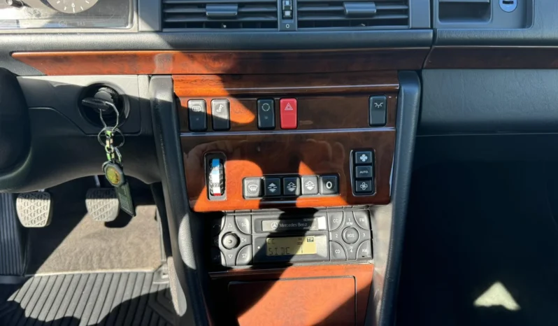 
								Mercedes-Benz 200 E 16 full									