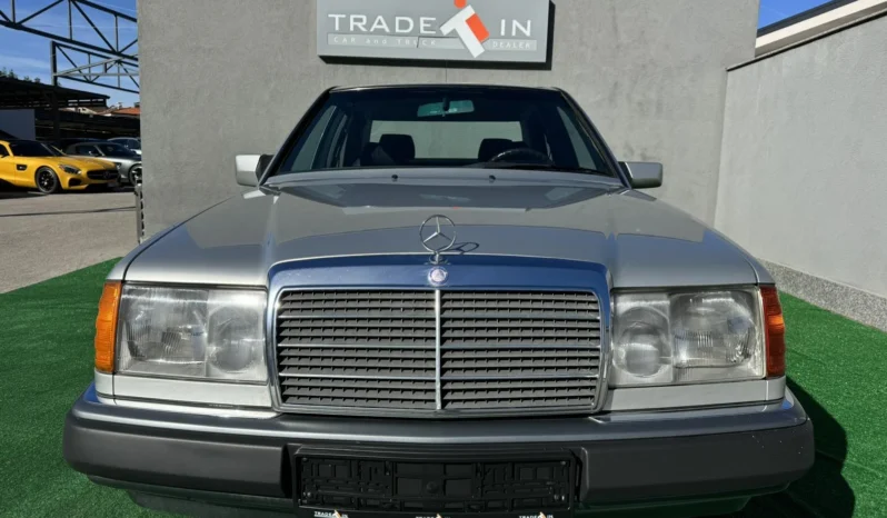 
								Mercedes-Benz 200 E 16 full									