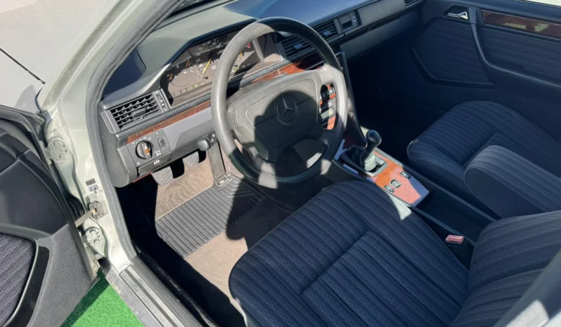 
								Mercedes-Benz 200 E 16 full									