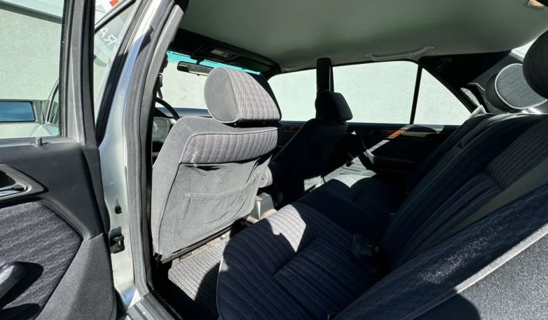 
								Mercedes-Benz 200 E 16 full									