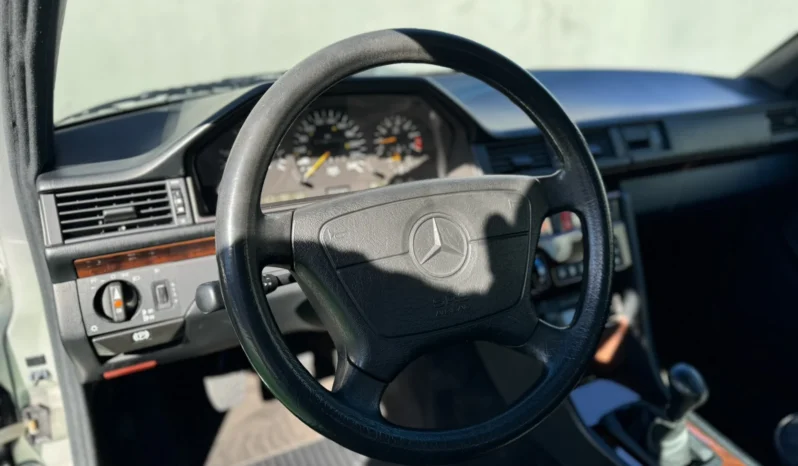 
								Mercedes-Benz 200 E 16 full									