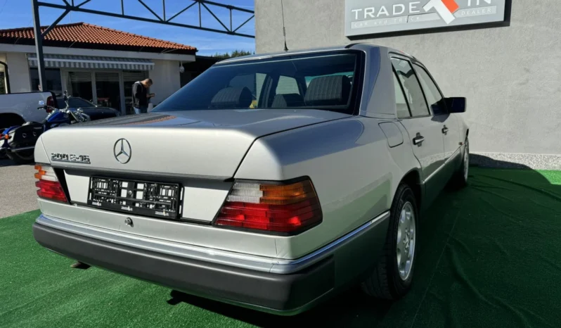 
								Mercedes-Benz 200 E 16 full									