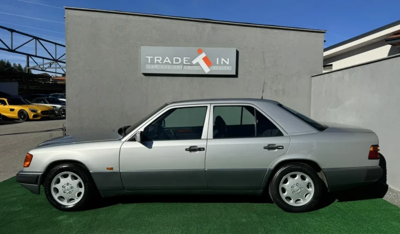 
								Mercedes-Benz 200 E 16 full									