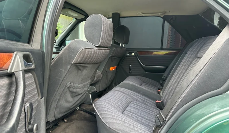 
								Mercedes-Benz 124 2.0i full									