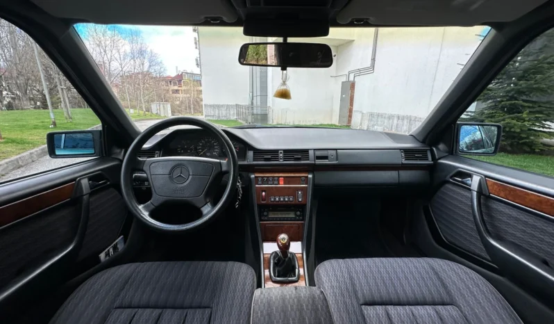 
								Mercedes-Benz 124 2.0i full									