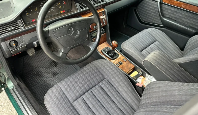 
								Mercedes-Benz 124 2.0i full									