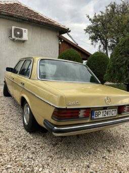 
										Mercedes 240D full									