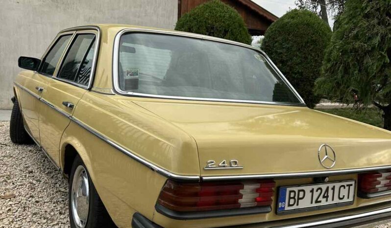 
								Mercedes 240D full									