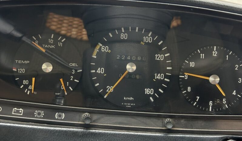 
								Mercedes 240D full									