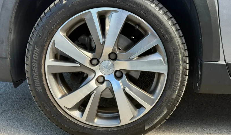 
								Peugeot 2008 1.2i Turbo full									