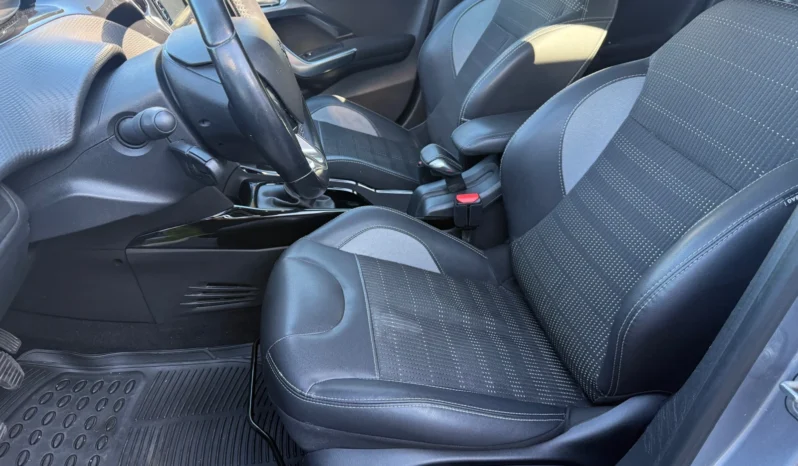 
								Peugeot 2008 1.2i Turbo full									